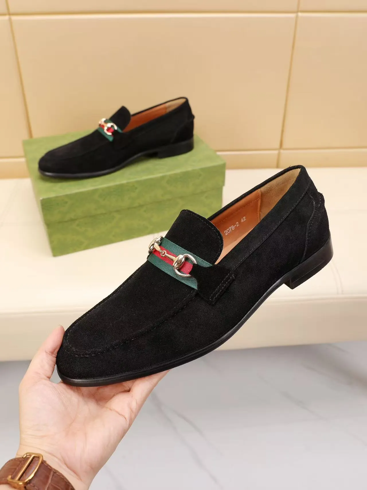 Men's men's shoes 💰440 🆘【GUCCI】Gucci ·🐂里· Hot-selling beanie shoes, top brand luxury, top quality, latest fashion beanie shoes.. The upper is made of original high mercerized smooth cow suede. (Full top-layer water-dyed 🐂 leather and lining). The original stylish and stylish soft rubber wear-resistant and non-slip outsole is light and comfortable on the foot, available in 3 colors! Matching code: 39-45 (38.46. Customized)